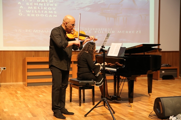 universitemizde-keman-piyano-dinletisi-duzenlendi